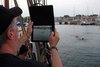 Tom filmt die Badenden im Hafen von Svendborg