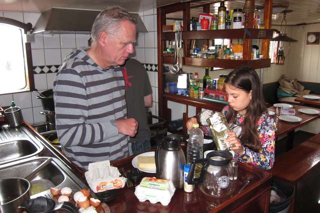 Amelie und Ingolf kochen Kaffee