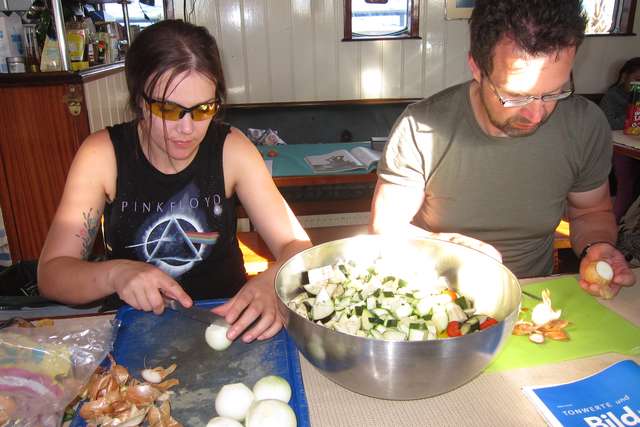 Kim und Fabrizio beim Zwiebeln schneiden