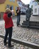 Anke und Jrgen fotografieren die Statue in Haderslev
