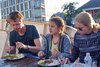 Helmut, Amelie und Zoe beim Essen auf dem Vorderddeck
