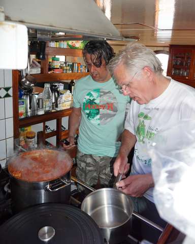 Branko und Ingolf beim Kochen