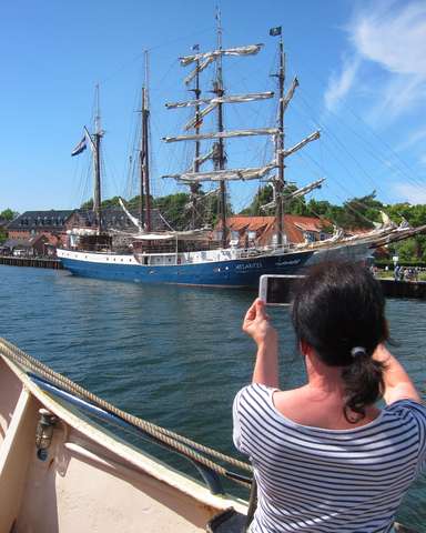 Andrea macht Fotos bei der Ankunft in Kiel