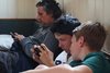 Branko, Philip und Felix mit Handys