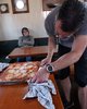 Fabrizio lst die Pizza vom Blech