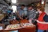 Fabrizio, Stephan und Anke mit den Pizzen