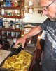 Fabrizio betrufelt die Kartoffeln