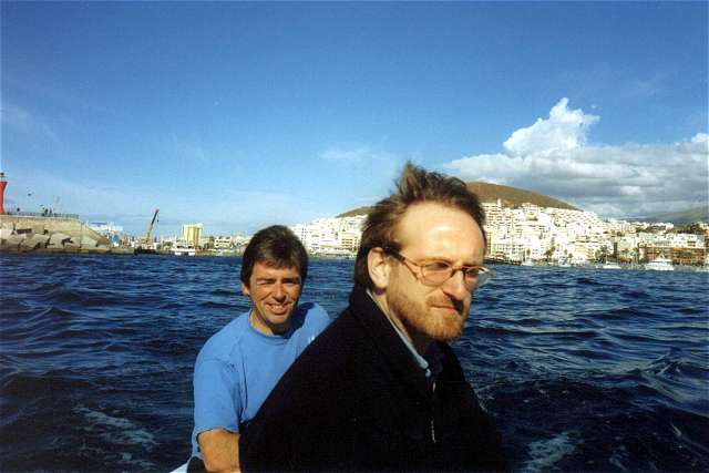 Pieter und Jürgen im Boot vor Santa Cruz