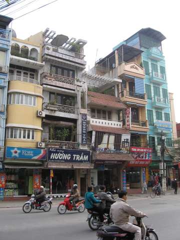 typische Huserfront in Hanoi