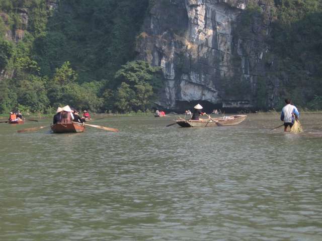 Viel Betrieb auf dem Ngo Dong River in Tam Coc
