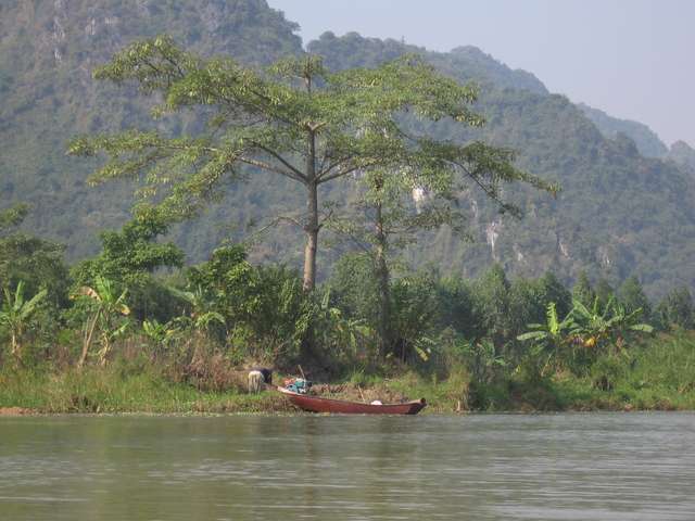Boot am Ufer des Yen Vi River