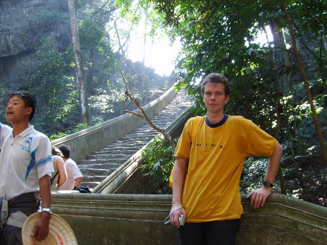 Helmut auf Treppe der Parfume Pagoda