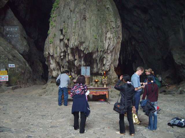 Altar vor der Parfume Pagoda