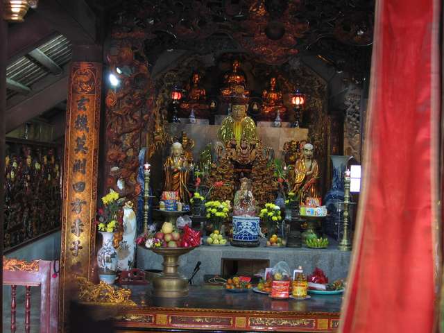 Altar im Thien Tru Temple