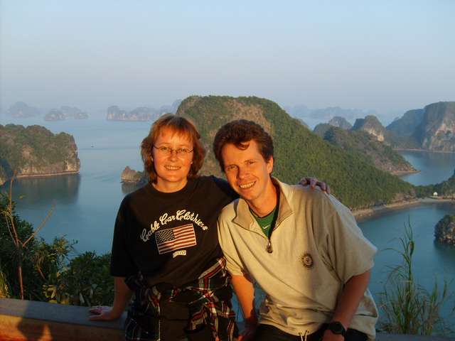 Anke und Helmut am Aussichtpunkt vor Halong Bay