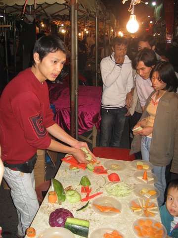 Gemseschnitzereien auf dem Markt in Hanoi