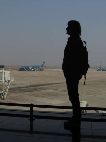Ankes Silhouette auf dem Flughafen von Hanoi