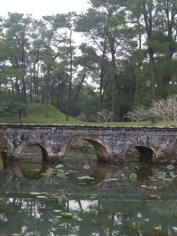 Tien Khiem Bridge in der Anlage von Tu Doc's Tomb