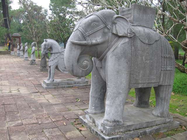 Wchterfiguren am Grab von Minh Mang