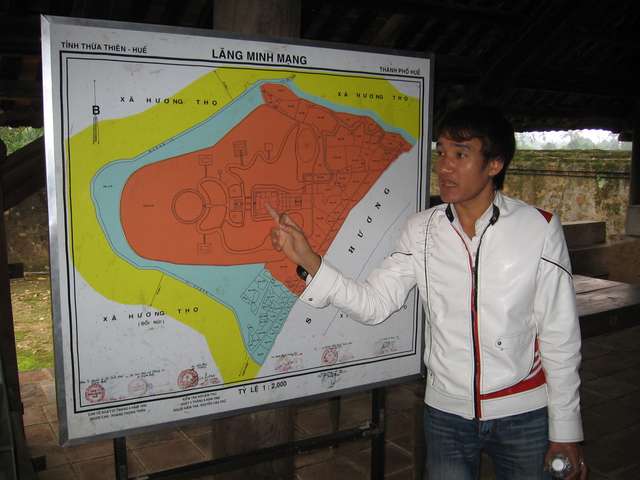 Touristenfhrer an der bersichtsskizze der Grabstdte von Minh Mang