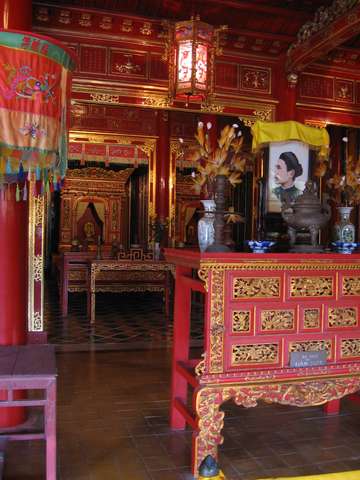Thron im Inneren des Thai Hoa Palast