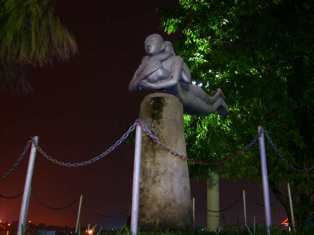 Figuren im Park bei Nacht