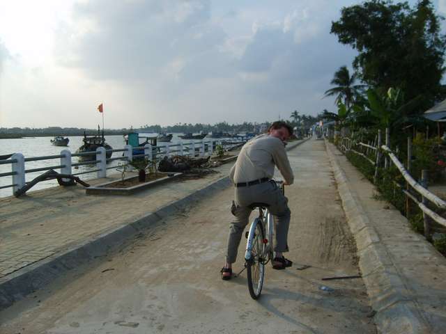 Helmut mit Fahrrad auf Uferpromenade
