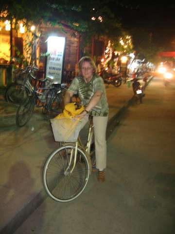 Anke auf dem Fahrrad bei Nacht