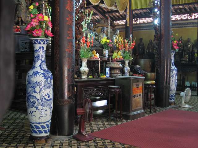 Altar in Giac Lam