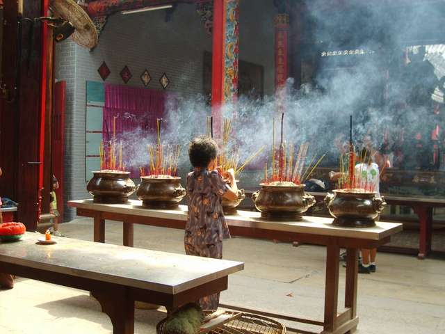 rauchende Rucherstbchen in der Thien Hau Pagoda