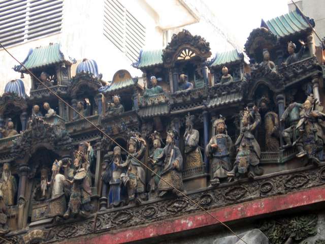 Dachverzierungen in der Thien Hau Pagoda