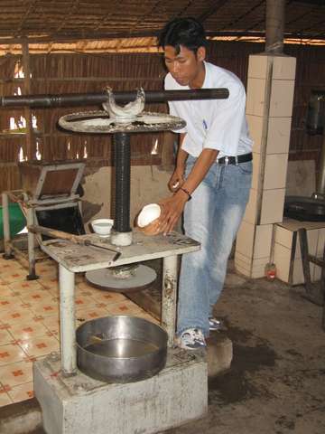 Reisefhrer an der Kokospresse fr die Bonbon-Produktion
