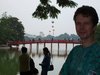 Helmut vor der Brcke zum Ngoc Son Temple in Hanoi