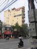 schmales Hotel in Hanoi von der Seite