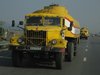 Gelbe Tankwagen auf Landstrae