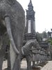 Wchterfiguren vor der Grabstdte von Khai Dinh