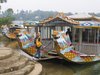 Anke besteigt das 'Drachenboot' am Perfume River in Hu