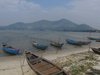 Boote im See beim Zwischenstopp auf dem Weg nach Hoi An
