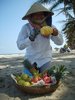 Ananasverkuferin am Strand