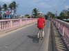 Anke mit Fahrrad auf rosa Brcke