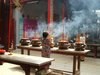 rauchende Rucherstbchen in der Thien Hau Pagoda