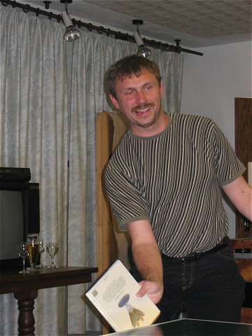 Bernd mit Buch beim Tischtennis