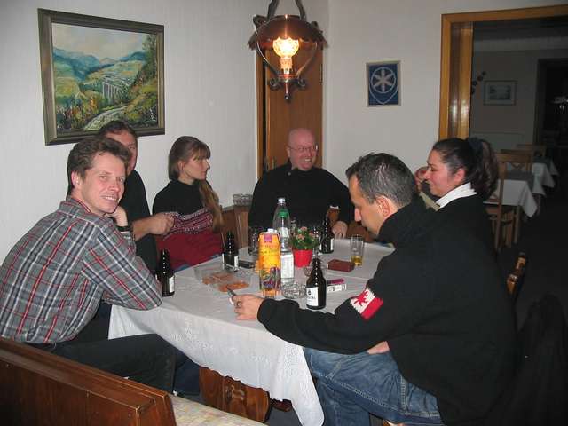 Erste Gruppe mit Flaschenbier am Tisch der Pension Leise in Schwalefeld