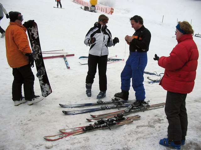 Achim, Sandra, Guido und Anke beim Ablegen der Skier