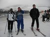 Sandra, Guido und Helmut auf Skiern am Parkplatz