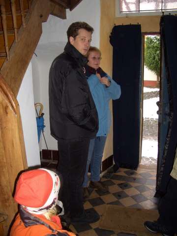 Helmut und Anke in Aufbruchstimmung vor der Haustr