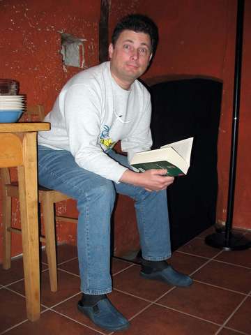 Martin mit Buch auf Stuhl