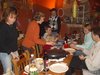 Zusammenkunft am Raclette-Tisch