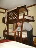 Helmut unterm Kinderbett des Hotelzimmers