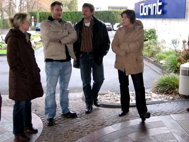 Claudia, Dirk, Bernd und Ulla vor dem Dorint Hotel